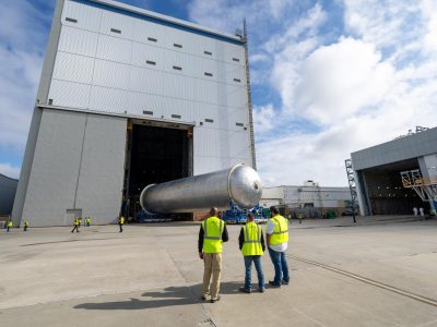 Teams move the core stage liquid hydrogen tank for the Artemis III mission.
