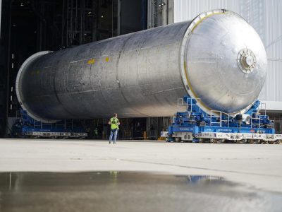 Teams move the core stage liquid hydrogen tank for the Artemis III mission.